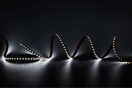 スマート照明システムを使用した LED ストリップ ライトと LED 電球の調光